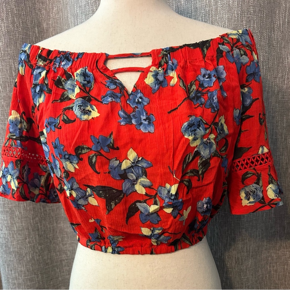 Bleuh Ciel Crop Top - flutter sleeve - White Label with Black Script NWT
